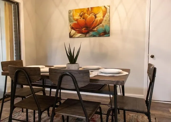 The Cozy Getaway Grill & Roku At Your Convenience!