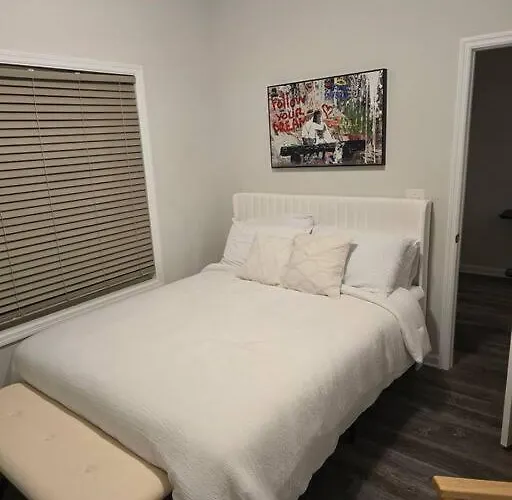 Spacious Modern Retreat Near Downtown