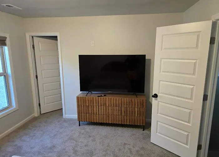 Spacious Modern Retreat Near Downtown