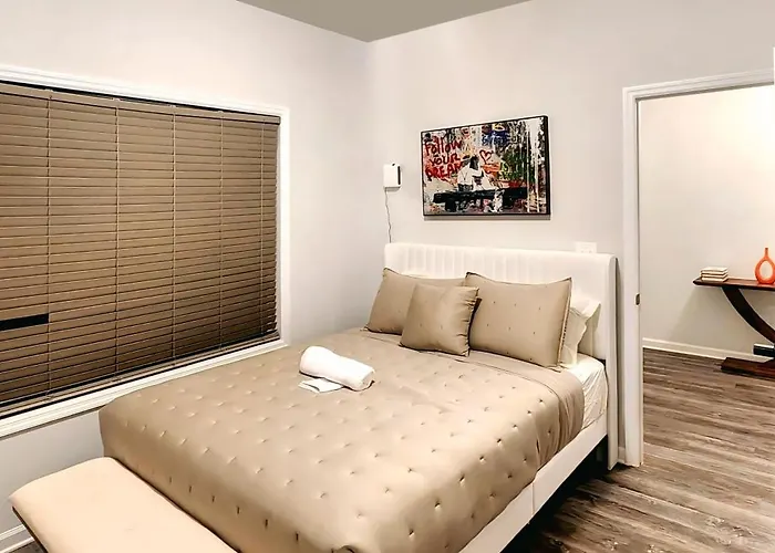 Spacious Modern Retreat Near Downtown Ev